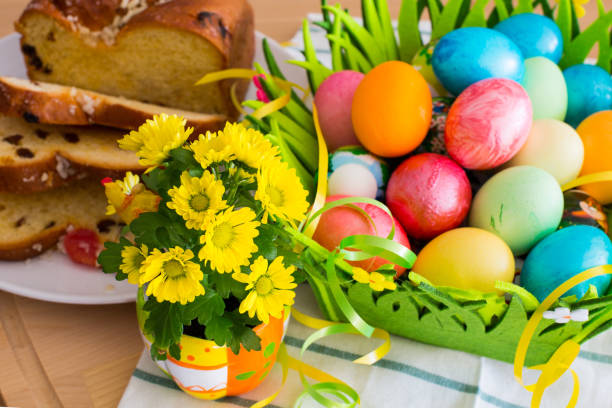 żółte kwiaty, pisanki i tradycyjne ciasto - bulgarian culture bulgaria traditional culture food zdjęcia i obrazy z banku zdjęć