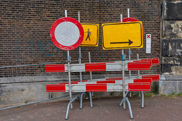 closed road barrier - arrow sign road sign fence imagens e fotografias de stock