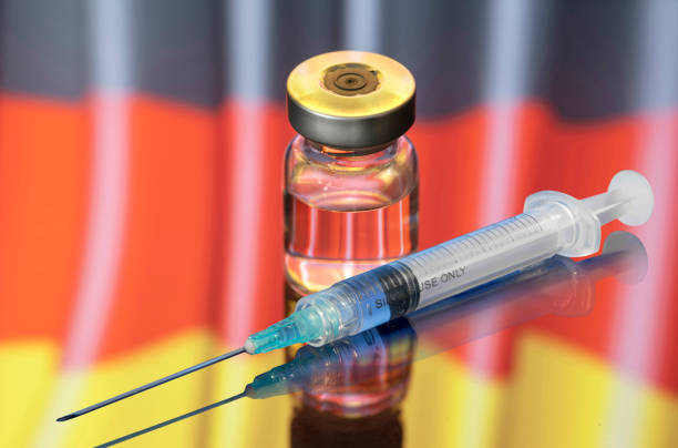 fläschperampullen-impfstoff gegen corona virus covid-19 mit deutschlandflagge - color image photography nobody studio shot stock-fotos und bilder