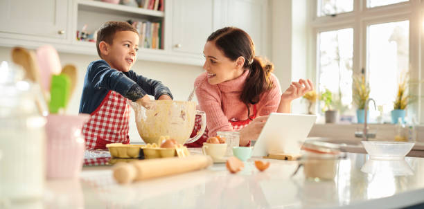 お母さんと息子のベーキング - mother son family cooking ストックフォトと画像