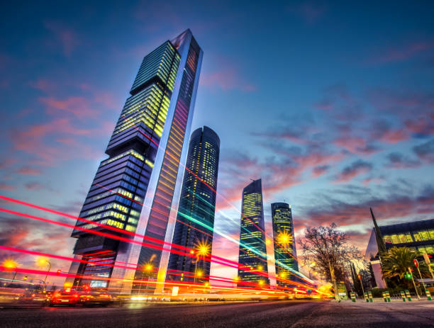 tráfico de madrid en cuatro torres iluminado al atardecer españa - madrid moderno fotografías e imágenes de stock