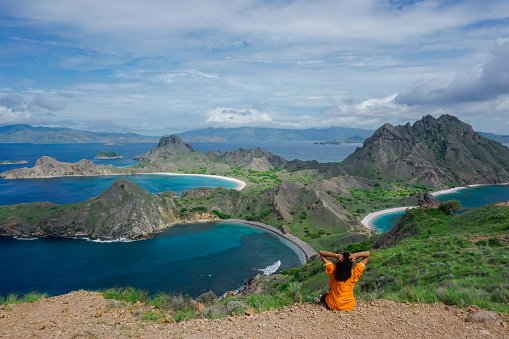 Chica indonesia en la isla de Padar en las aguas de las Islas Komodo photo