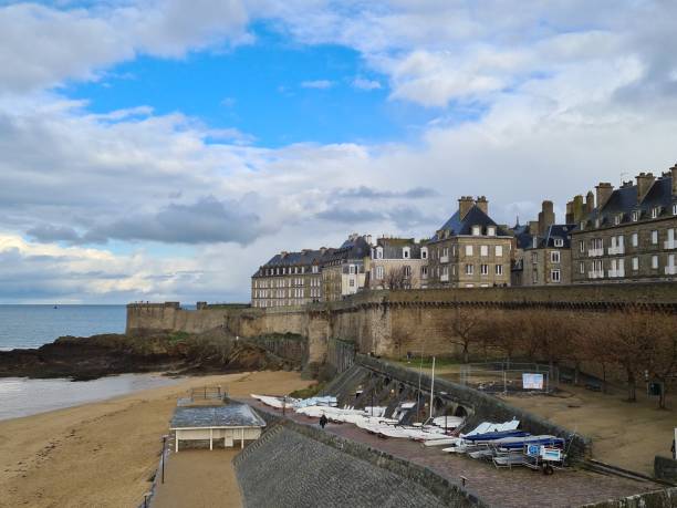 stadt saint malo - intra muros, innerhalb der wälle, bretagne, frankreich - intra coastal stock-fotos und bilder