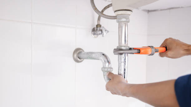 idraulico che lavora in bagno, servizio di riparazione idraulica. - bathroom water pipe faucet sink foto e immagini stock