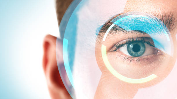 крупным планом мужской глаз с круглым дисплеем hud - зрение стоковые фото и изображения