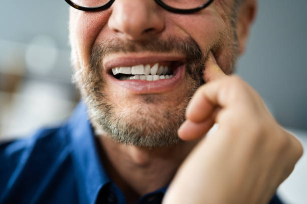 wunde zahnverfall. zahnpflege - zahnschmerz stock-fotos und bilder