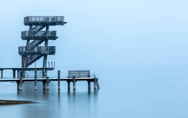 морозное утро в уттингери на озере аммерзее - ammersee стоковые фото и изображения