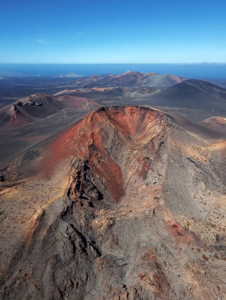 paisaje volcánico aéreo en el parque nacional de timanfaya, lanzarote, islas canarias - parque nacional de timanfaya fotografías e imágenes de stock