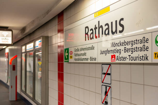 estação de metrô rathaus prefeitura hamburga alemanha - subway station subway train underground hamburg germany - fotografias e filmes do acervo