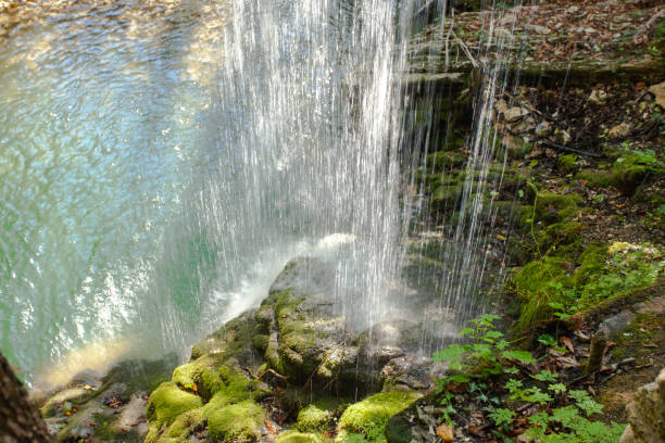 l’eau coule sur les rochers - us supreme court photos et images de collection