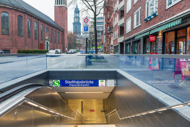 ハンブルクの地下鉄シュタットハウスブリュッケ駅の入り口 - subway station subway train underground hamburg germany ストックフォトと画像