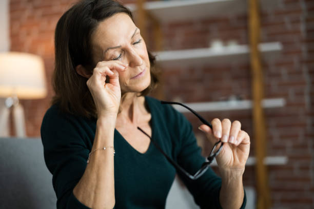 dolor de ojos agotado cansado y dolor - spasm fotografías e imágenes de stock