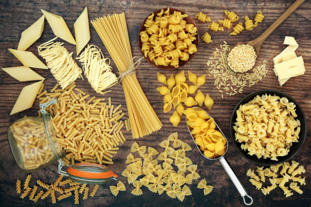 variétés italiennes de pâtes sur bois rustique - carbohydrate ingredient food state choice photos et images de collection