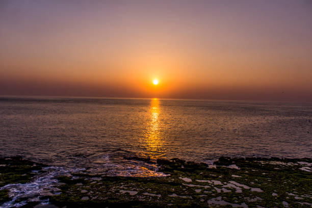 sonnenaufgang am strand von jalandhar, diu - horizontal landscape coastline gujarat stock-fotos und bilder