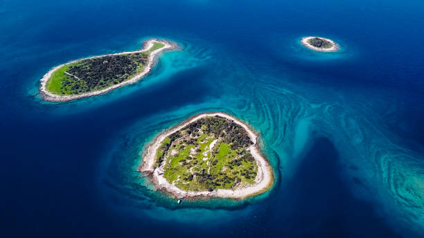 vista aérea de las islas desérticas y peces en forma de isla gaz, parque brijuni, croacia - island group fotografías e imágenes de stock