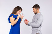 ein-%C3%BCberraschtes-m%C3%A4dchen-im-eleganten-blauen-kleid-sieht-auf-rote-ringbox-die-ein-kerl-ihr.jpg?b=1&s=170x170&k=20&c=EGdn-JiB1Obs8MlWqptip48Guph0BILiotb5TEm_QLo=