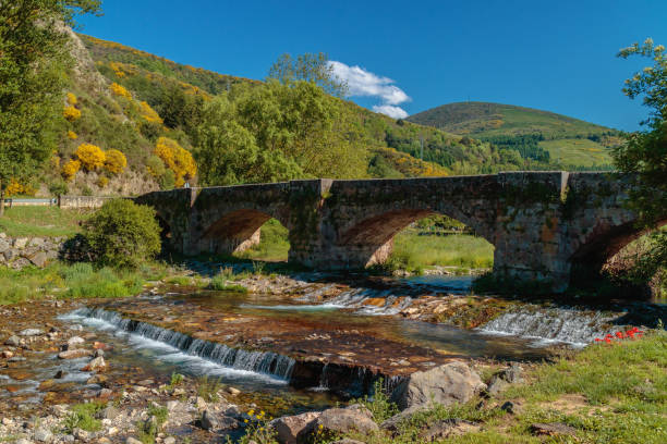 rivière oja dans le village d’ezcaray (la rioja, espagne) - pont romain de cordoue photos et images de collection