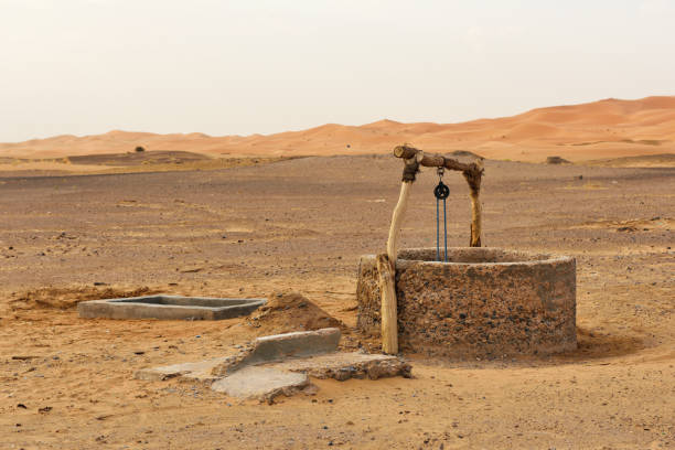 puits d’eau ancienne dans le désert du sahara - tradition marocaine photos et images de collection