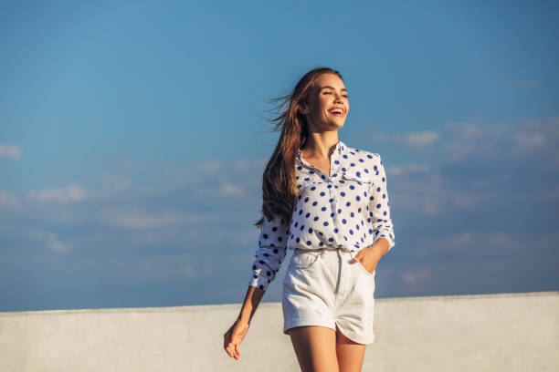 gata linda - beach shorts - fotografias e filmes do acervo