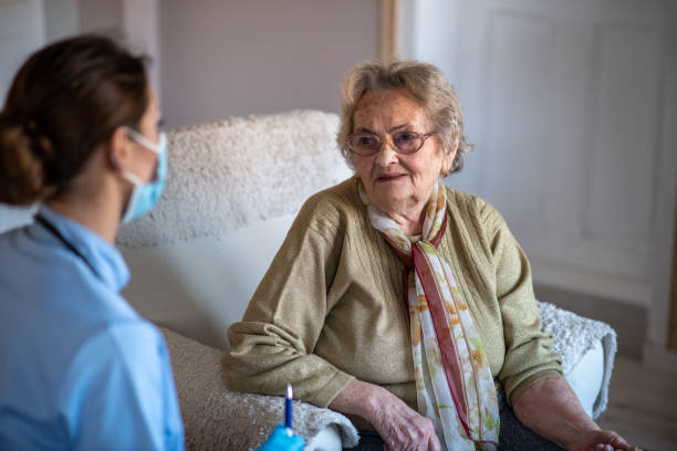 la anciana es visitada por un especialista en cuidados. - care community 80 plus years cheerful fotografías e imágenes de stock