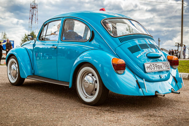 moscú, rusia - 06 de julio de 2019: volkswagen k-fer 1303. tipo 1 vintage vw beetle fue producido desde 1946. un coche retro azul se para en el estacionamiento con un conductor en el interior. vista lateral trasera - restore ancient ways fotografías e imágenes de stock