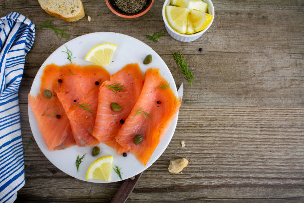 rebanadas de salmón ahumado con limón y eneldo - smoked salmon cooking copy space food fotografías e imágenes de stock