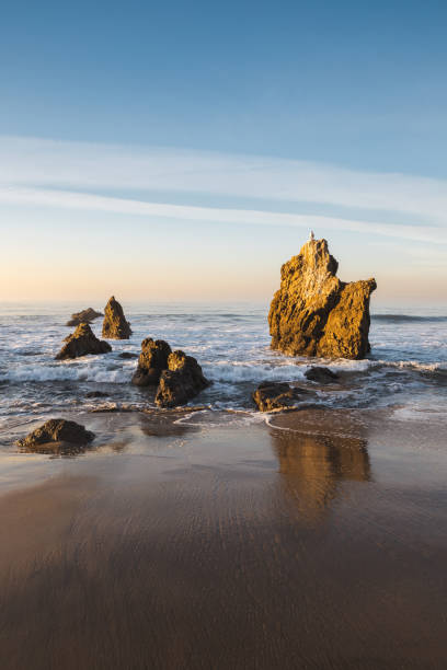 вертикальный снимок морских стеков в тихом океане в солнечный день на пляже штата эль матадор в малибу, калифорния - horizon over water malibu california usa стоковые фото и изображения
