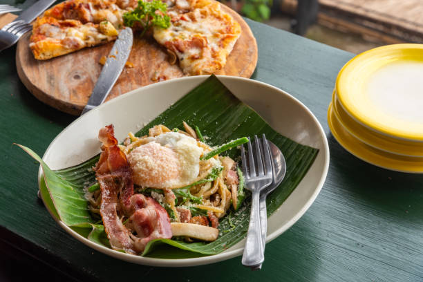 フュージョンフード、 スパイシースパゲッティベーコン - banana leaf food thailand thai culture ストックフォトと画像