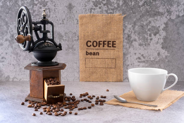 moulin à café manuel de cru avec des grains de café - coffee sack photos et images de collection