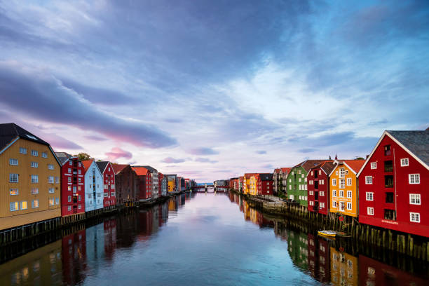 Trondheim, Noruega - vista desde el Puente de la Ciudad Vieja - foto de stock