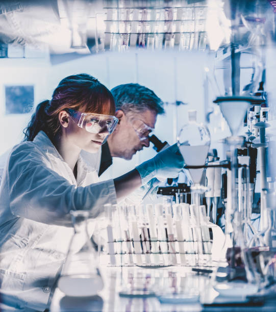 investigadores sanitarios que trabajan en laboratorio científico. - laboratory assistant healthcare and medicine chemistry fotografías e imágenes de stock