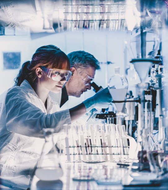 ricercatori sanitari che lavorano in laboratorio scientifico. - laboratory laboratory equipment chemistry science foto e immagini stock