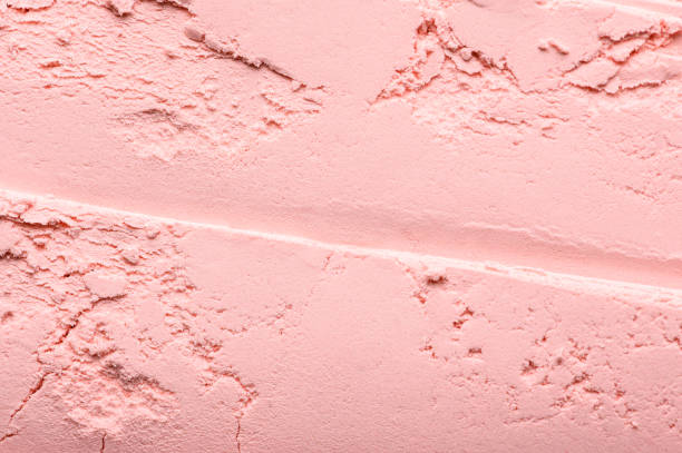 textura de blush rosa solto. pó para corrigir o tom facial. produto de maquiagem mineral natural para uma pele perfeita. produto de beleza feminino cosmético espalhado na superfície, close-up - make up foundation cosmetics face powder - fotografias e filmes do acervo