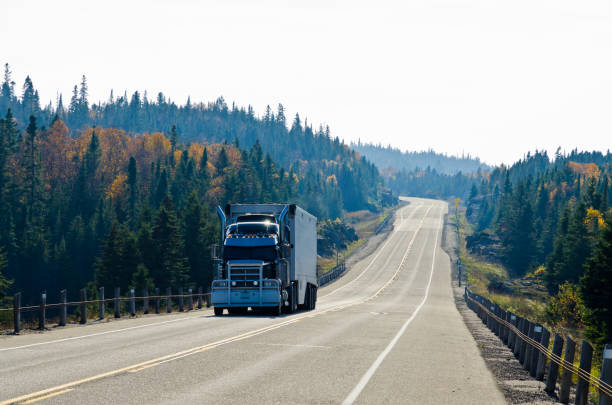 autopista trans canada cerca de superior lake - spaciousness fotografías e imágenes de stock