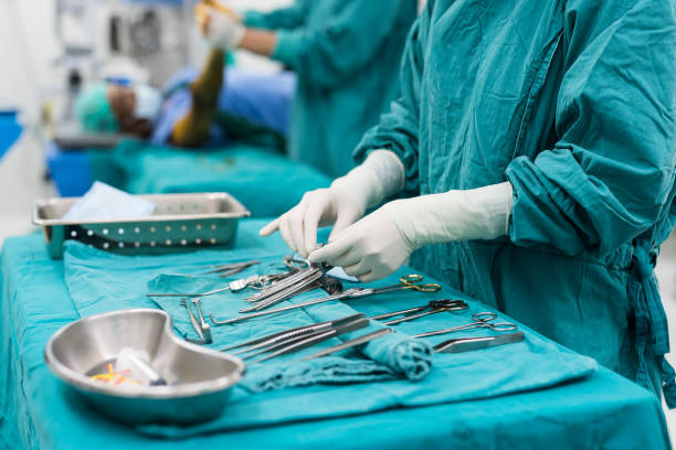 preparazione di attrezzature mediche per l'intervento chirurgico - attrezzo chirurgico foto e immagini stock