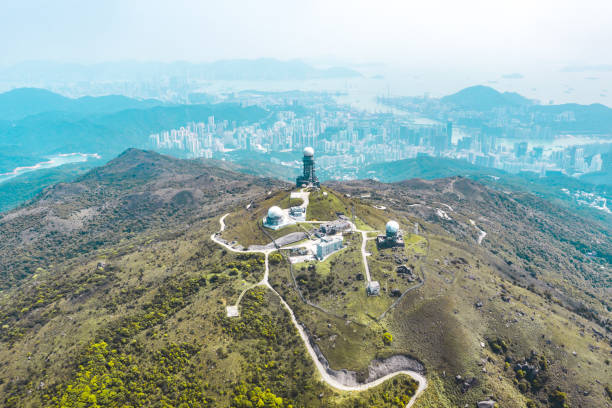 widok drona na stację radarową tai mo shan w hongkongu - high peaks audio zdjęcia i obrazy z banku zdjęć