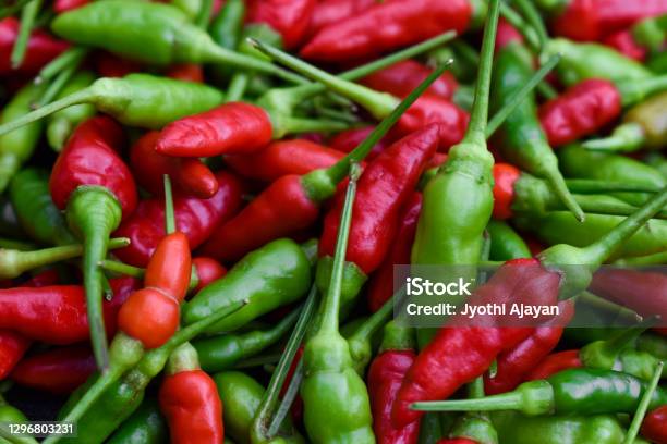 Frische Grüne Und Rote Kleine Chili Stockfoto und mehr Bilder von Anis - Anis, Ausgedörrt, Chili-Schote