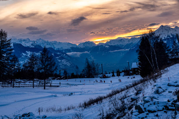 fondo invernal. nieve, agua helada, árboles y montaña en crans montana en suiza. escena tranquila. - montana water landscape nature fotografías e imágenes de stock