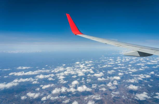 gökyüzü ve kanat - boeing 737 max stok fotoğraflar ve resimler