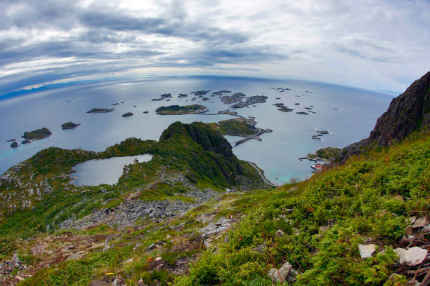 vista panorámica de henningsvaer - lofoten henningsvaer norway village fotografías e imágenes de stock