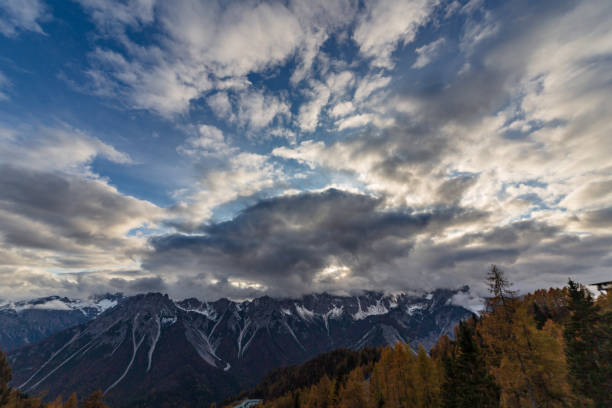 trekking in einem bewölkten herbsttag in der dolomiti friulane, friaul-julisch venetien - cloud day friuli venezia giulia pine tree stock-fotos und bilder