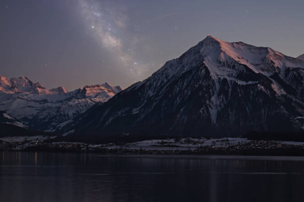 lago thun e a montanha niesen durante o crepúsculo. - lake thun switzerland night lake - fotografias e filmes do acervo