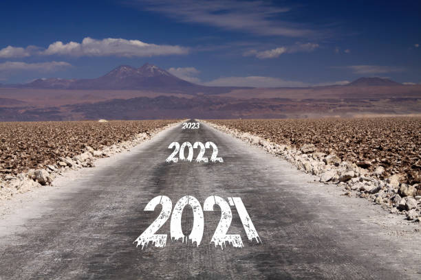 longo conceito de caminho pedregoso: vista sobre estrada de terra sem fim através do deserto seco com números de anos 2021, 2022, 2023 - road long dirt footpath - fotografias e filmes do acervo