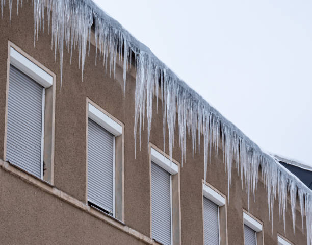 eiszapfen hängen vom dach - icicle hanging snow moving down stock-fotos und bilder