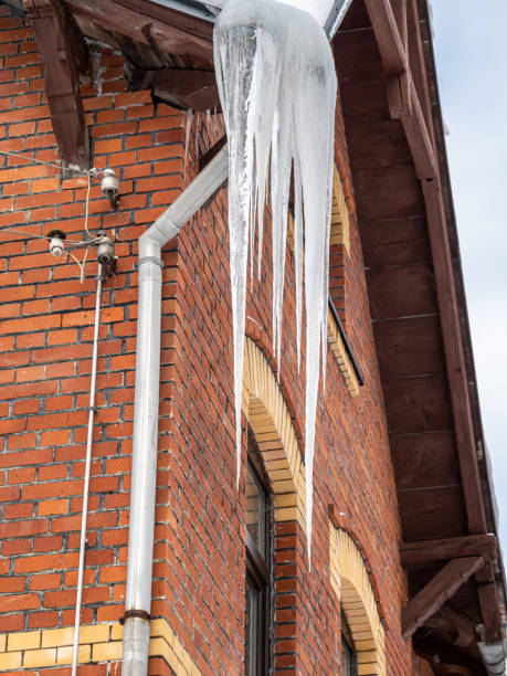 ghiaccioli pericolosi appendere sulla grondaia - icicle hanging snow moving down foto e immagini stock