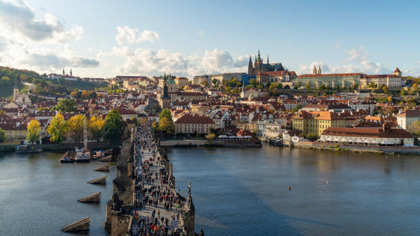 プラハ、チェコ共和国、カレル橋やプラハ城を含む街並みのパノラマビュー - tourist day prague crowd ストックフォトと画像