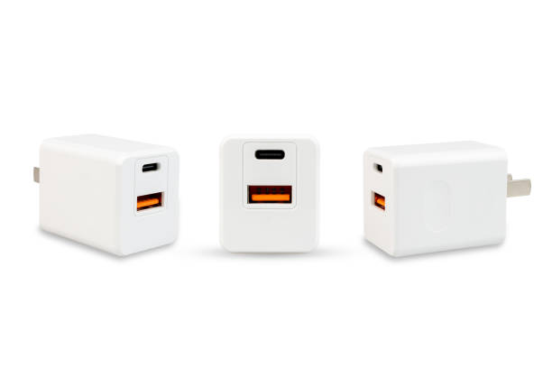 diverse visualizzazioni della spina dell'adattatore a colori bianco con usb-a e usb-c per il nuovo smartphone isolato su sfondo bianco. con tracciati di ritaglio. - mobile phone charging power plug adapter foto e immagini stock