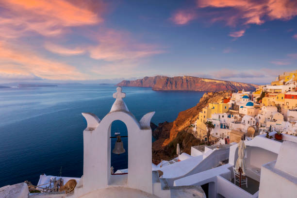 atardecer en santorini en el pueblo al amanecer de oia grecia - santorini greek islands greece church fotografías e imágenes de stock