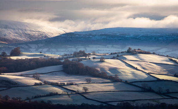 wales winterlandschaft - brecon beacons nationalpark stock-fotos und bilder