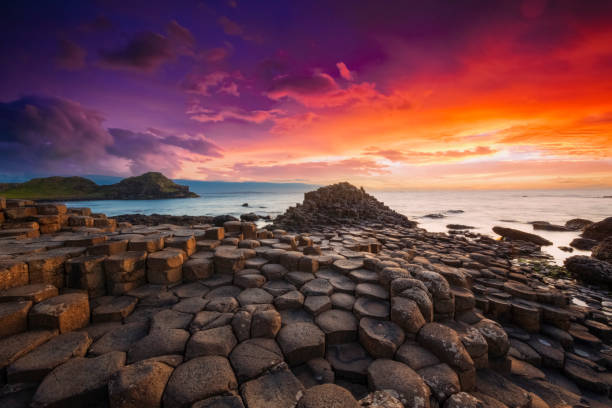 гигантский causeway закат северной ирландии великобритания - volcanic stone стоковые фото и изображения